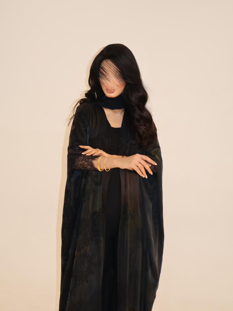 56 Abaya half Beshṭ silk washed Turkish gray with French lace interwoven