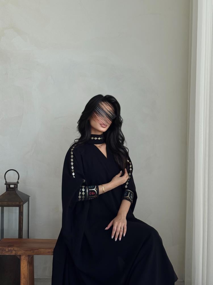 47 عباية نصف بشت كريب كوري مع تداخل تطريز وشك( مدة تنفيذ العبايه من ٢ إلى ٧ايام عمل)