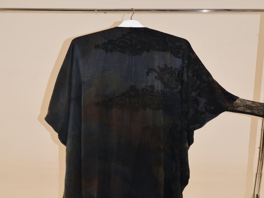 56 Abaya half Beshṭ silk washed Turkish gray with French lace interwoven