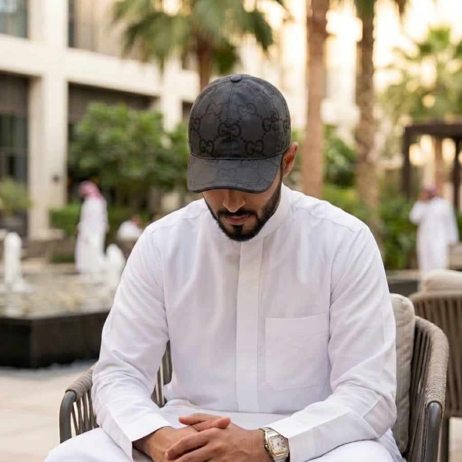 كاب قوتشي رجالي رمادي فحمي وأسود منقوش بالشعار GG