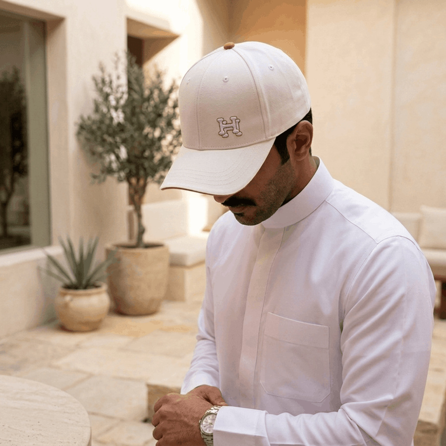 كاب هيرمز رجالي كلاسيك أبيض بشعار H برتقالي