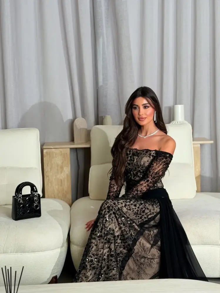 فستان سهرة دانتيل فاخر بتصميم أوف شولدر وذيل شيفون أنيق
