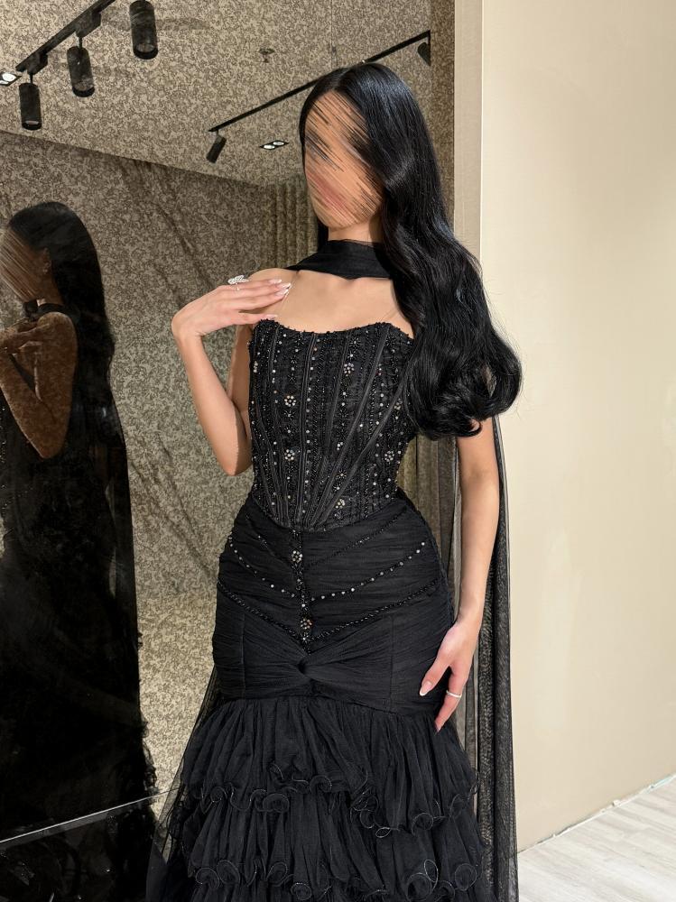 فستان سهرة فاخر باللون الأسود بتصميم كورسيه وطبقات تول