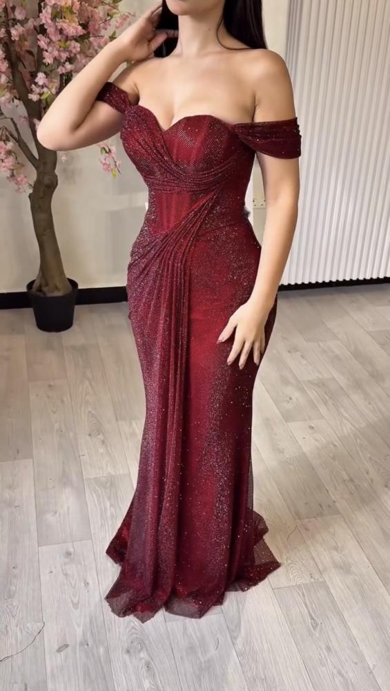 فستان سهرة أحمر فاخر بتصميم كورسيه ولمسة درابيه لامعة