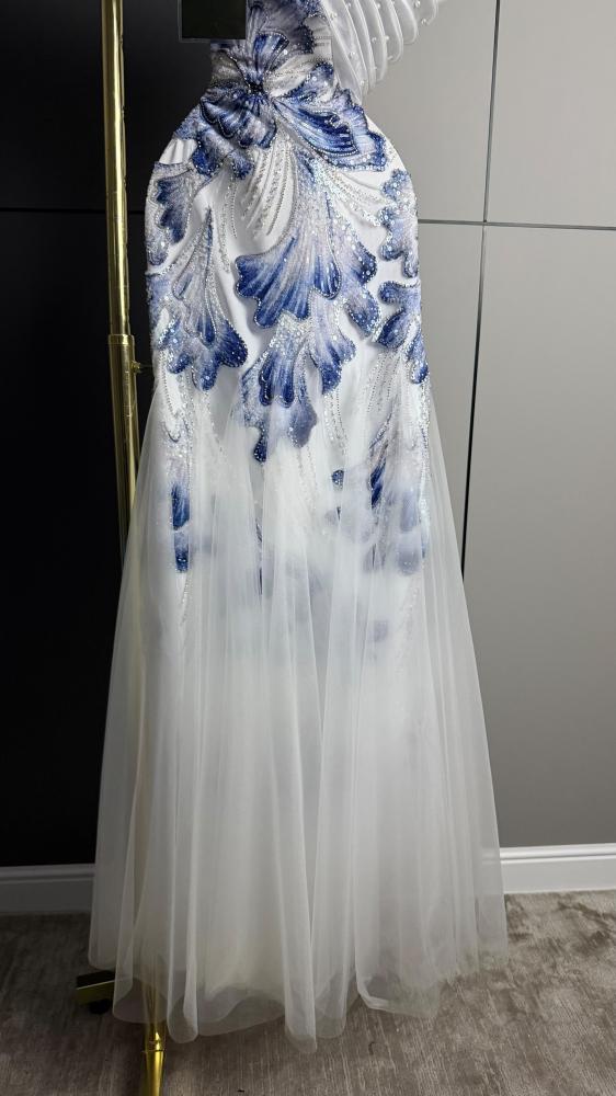 فستان سهرة أوف شولدر أنيق باللون الأبيض بتطريز أزرق  وسحبة تول