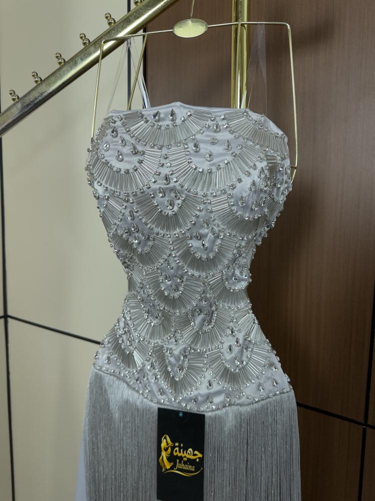 فستان سهرة فخم بلمسة عصرية،