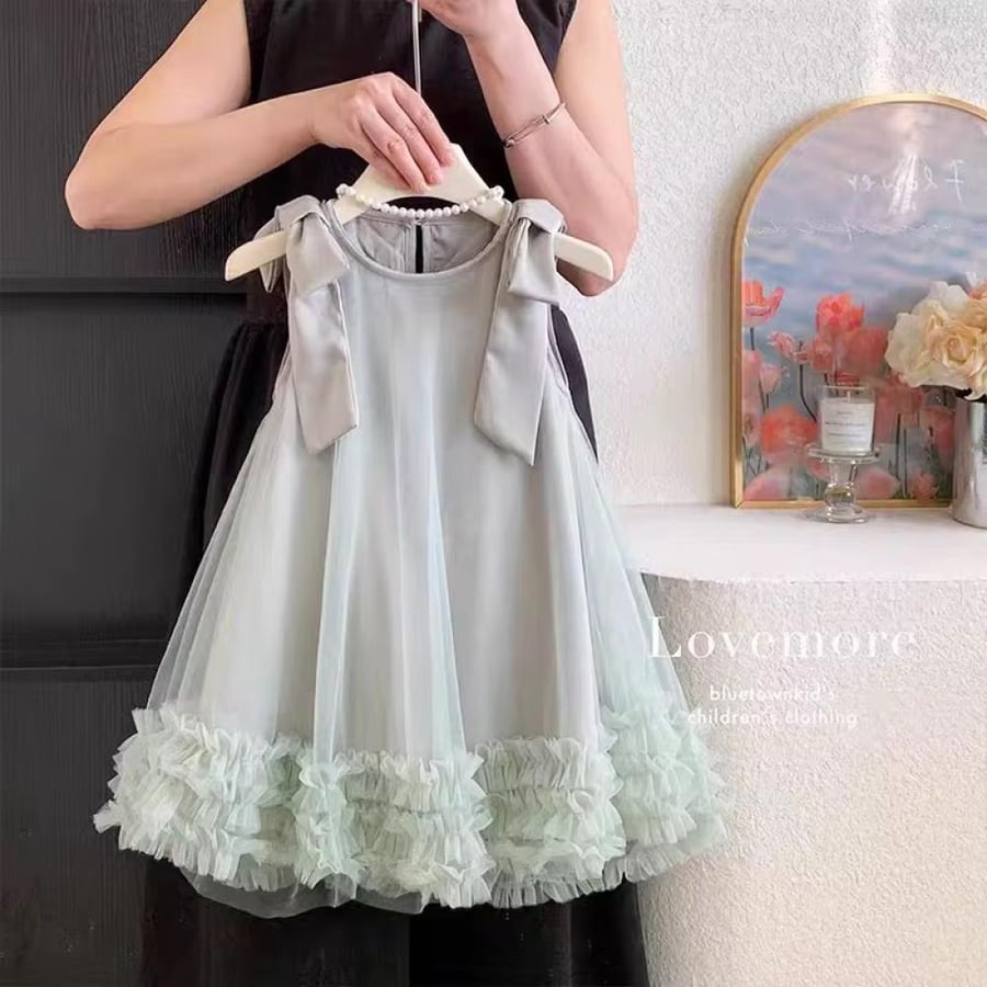 Elegant mint green children's dress – softness and elegance effortlessly