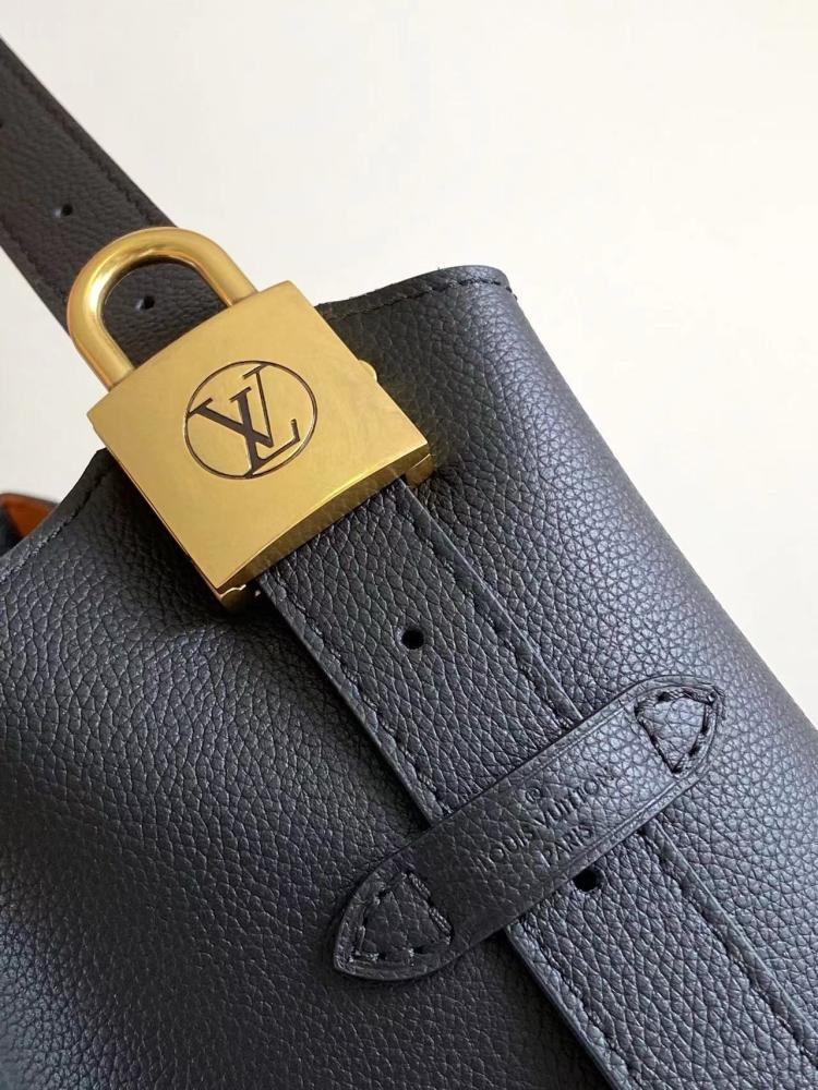 LV Tote bag