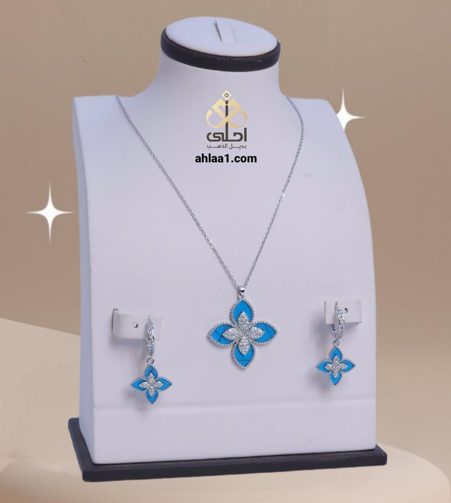 عقد نسائي وحلق لبس يومي