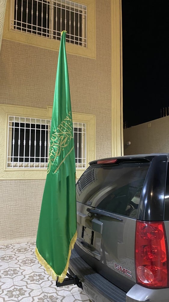 علم السعودية على سيارة جمس علم كبير وقاعدة علم وسارية
