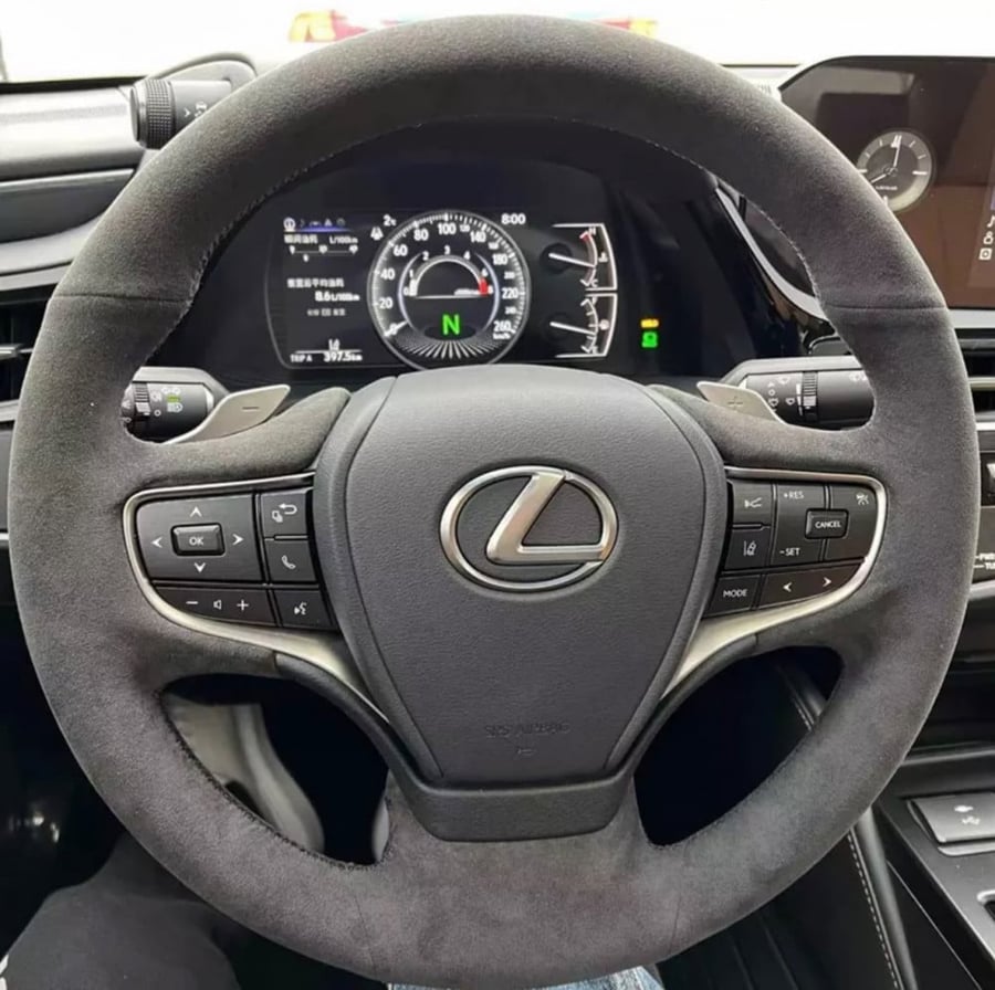Upholstery of the Lexus ES 2019-2023 steering wheel