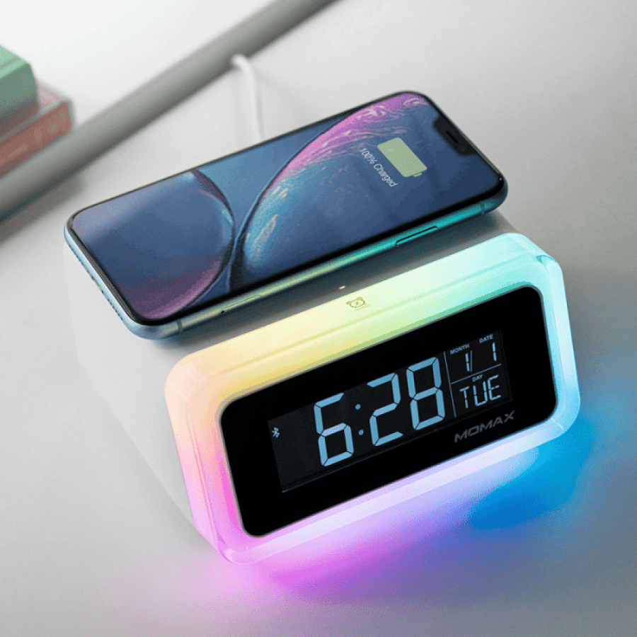 مكبر صوت موماكس 4 في 1 ساعة منبه رقمية باضاءة ملونة ذكية LED مع قاعدة شحن لاسلكية وبلوتوث 5.0 و - ابيض