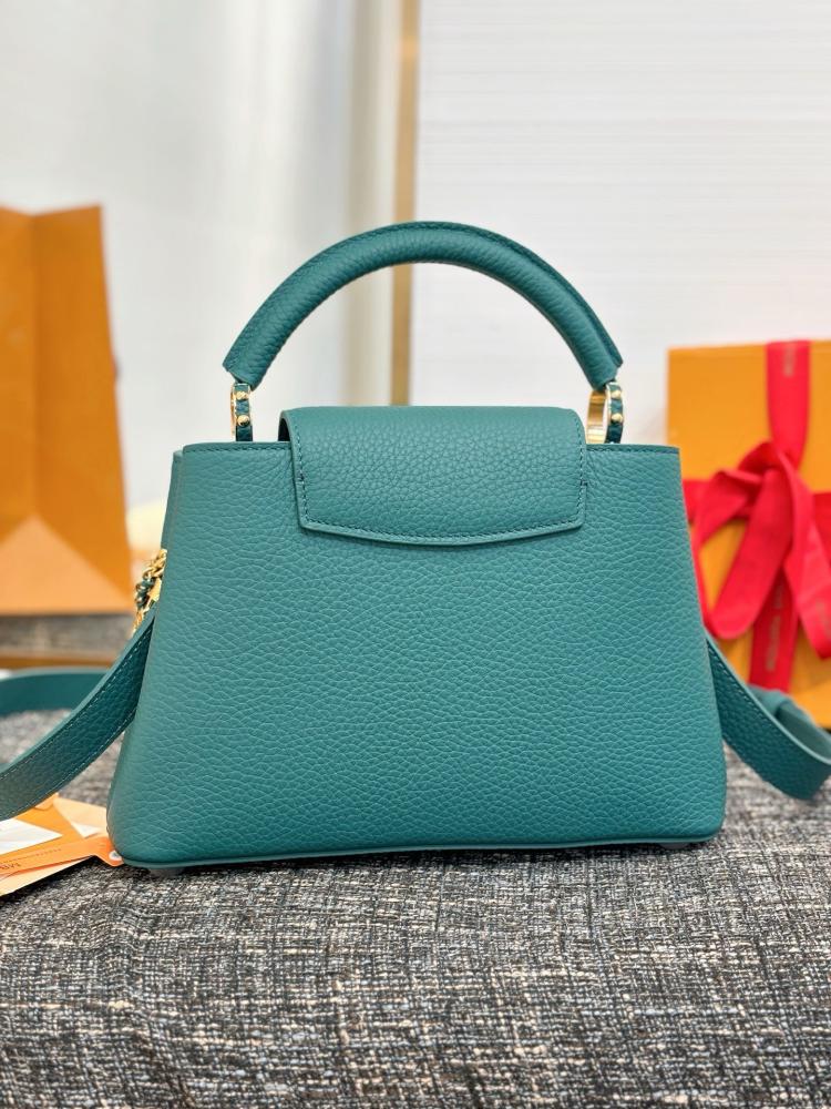 Louis Vuitton Capucines size 27cm
