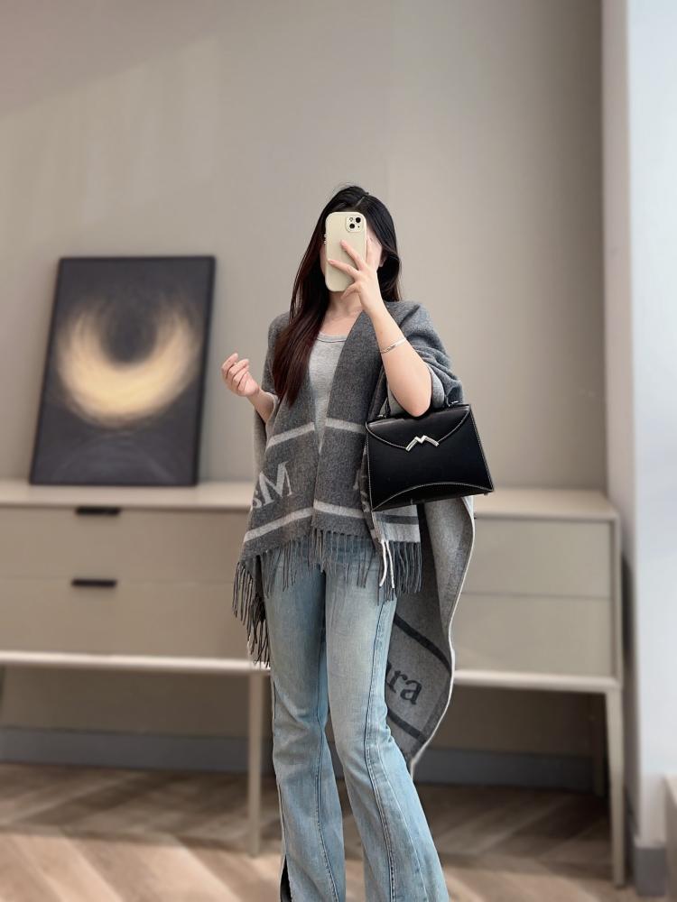موينات Gabrielle Clutch مقاس 28cm