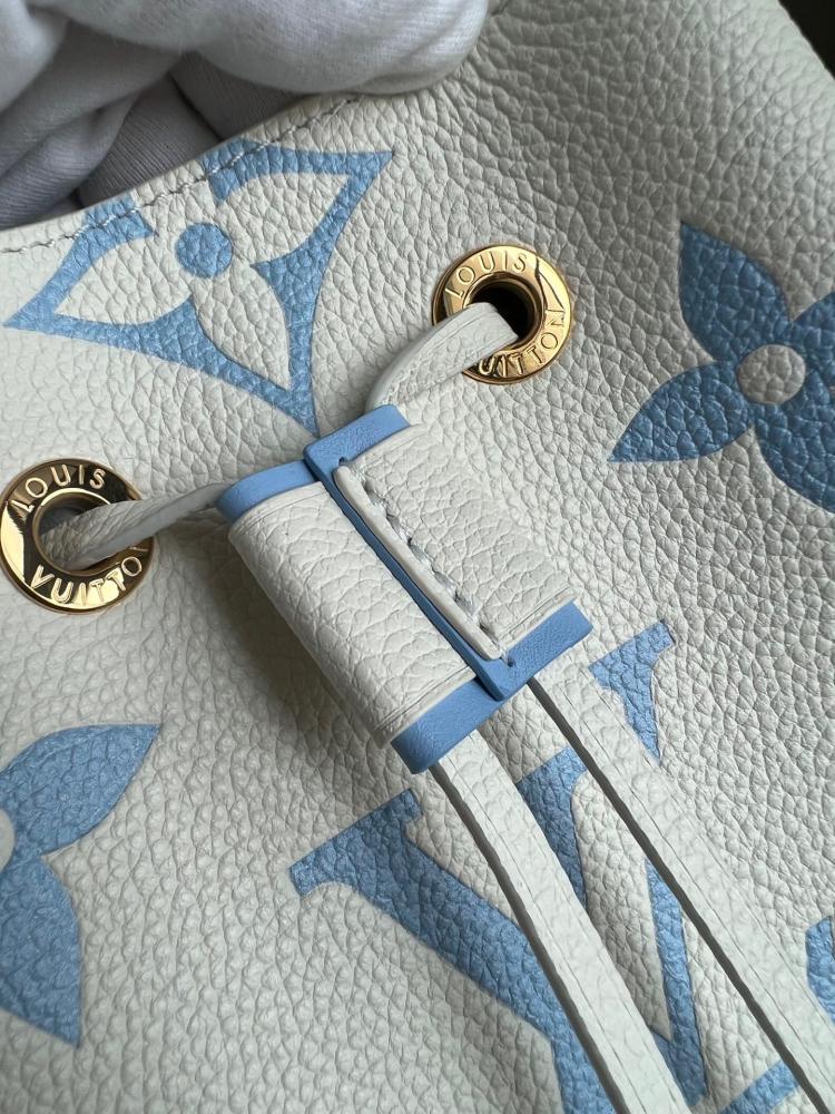 Loewe Néonoé BB size 20cm