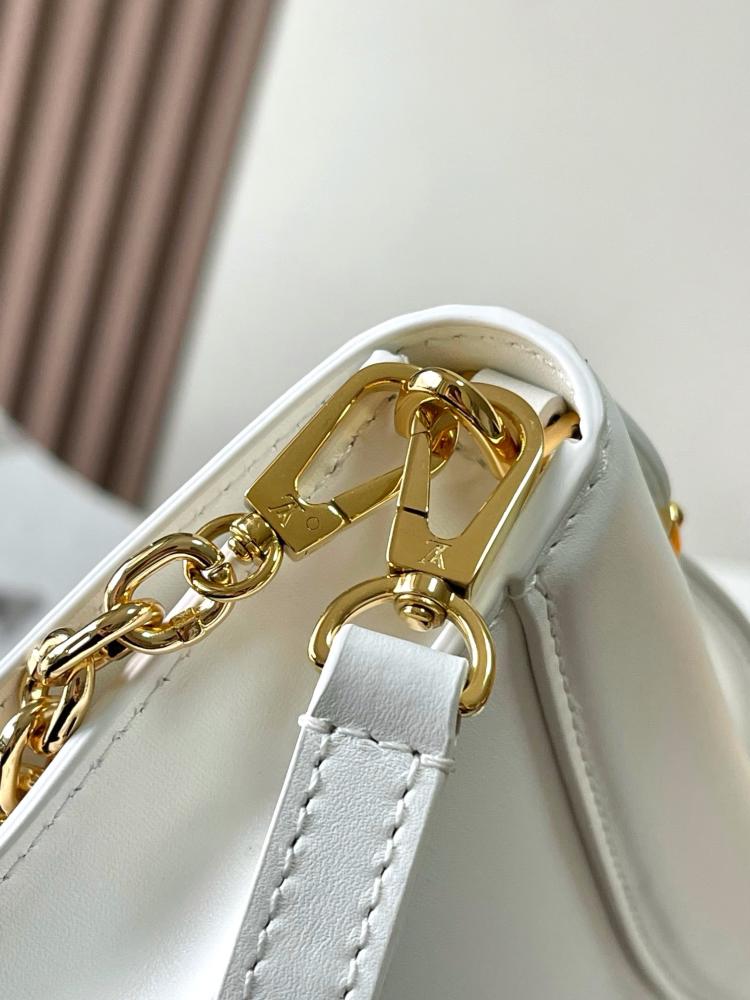 لوي فيتون WALLET ON CHAIN CAPUCINES مقاس 23cm