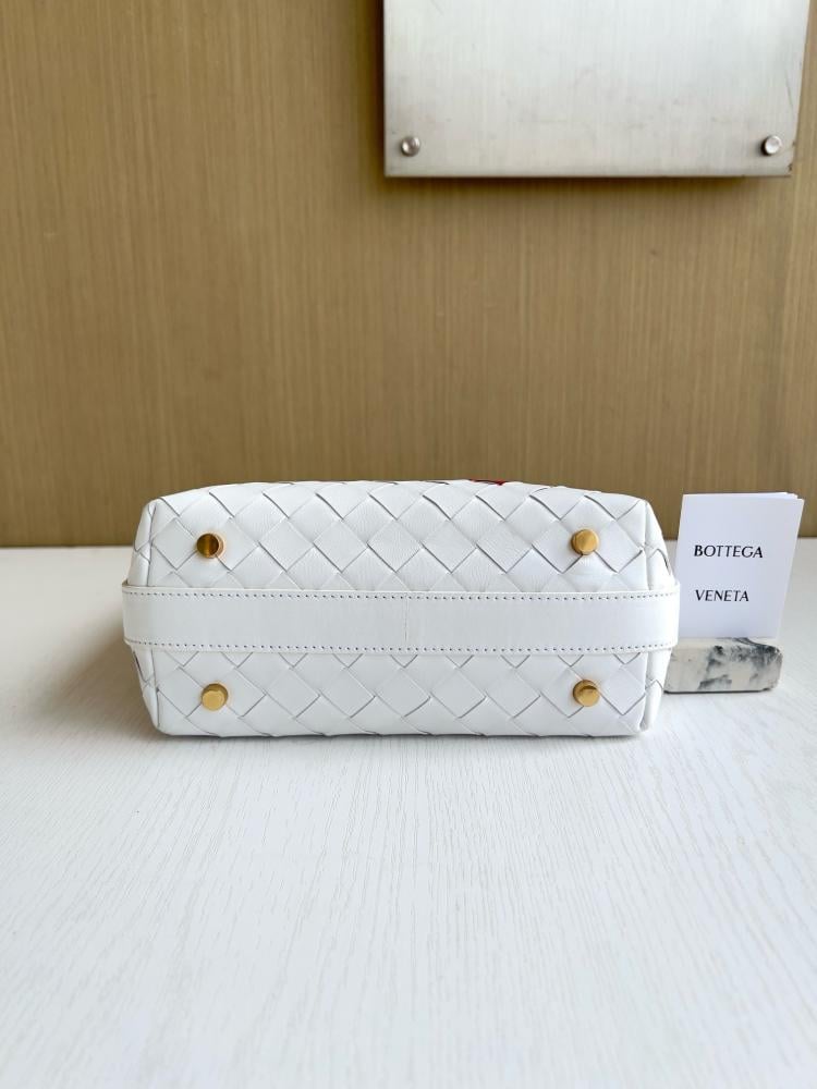 Wallace boutique size 22cm