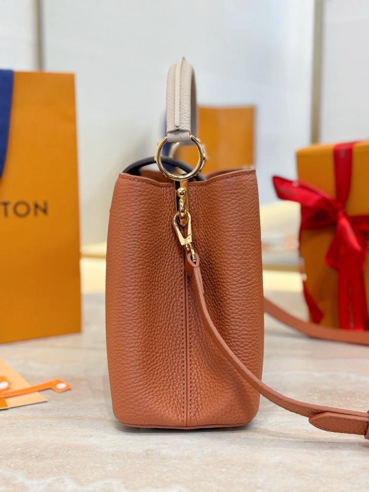 Louis Vuitton Capucines size 31.5cm