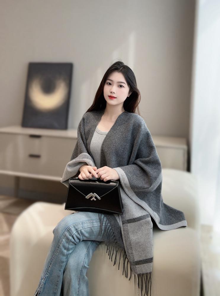 موينات Gabrielle Clutch مقاس 26cm