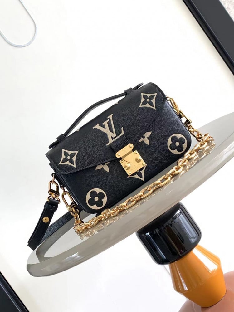 Louis Vuitton Pochette Métis East West size 21.5cm
