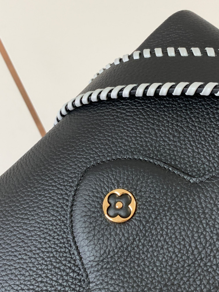 Louis Vuitton Capucines BB size 27cm
