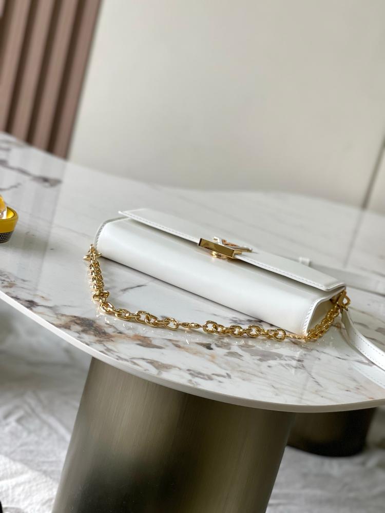 لوي فيتون WALLET ON CHAIN CAPUCINES مقاس 23cm