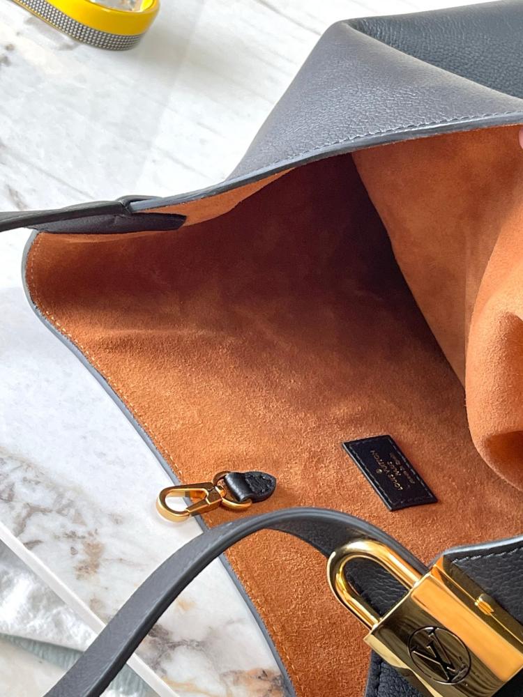 لوي فيتون Low Key Hobo مقاس 31cm