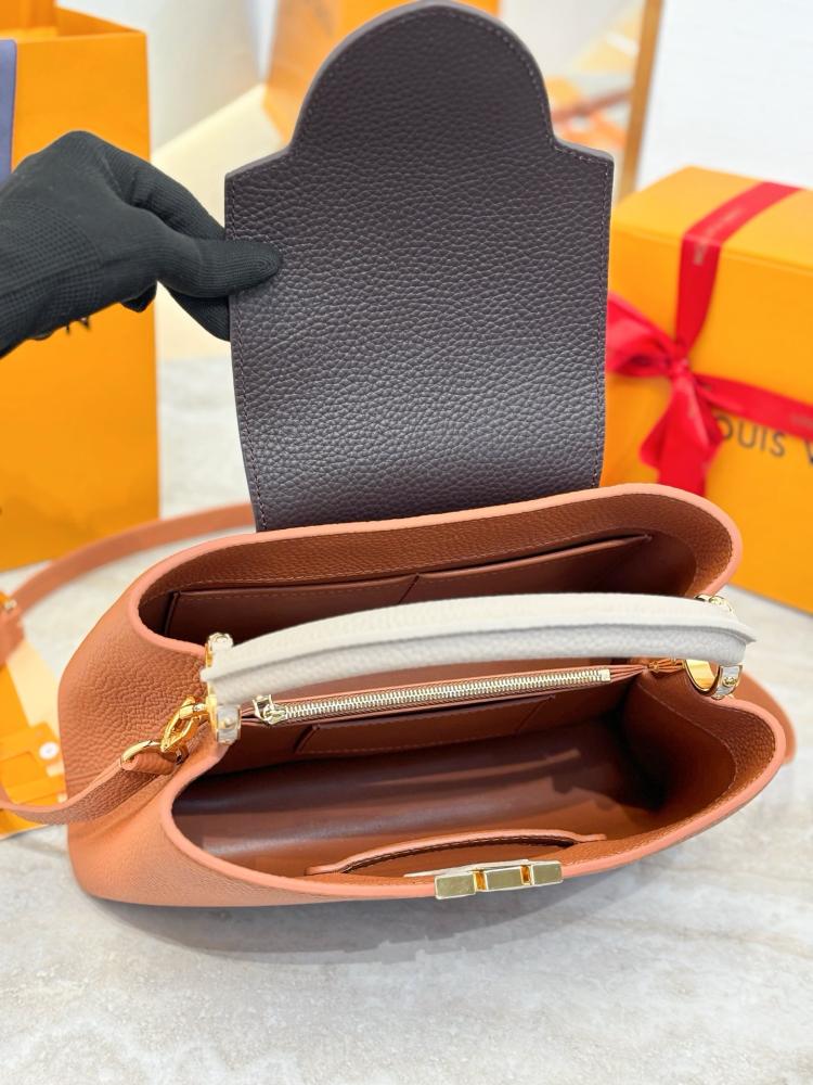 Louis Vuitton Capucines size 31.5cm