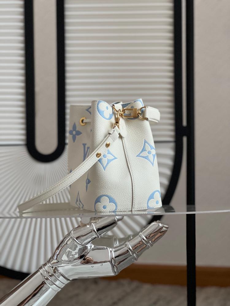 Loewe Néonoé BB size 20cm