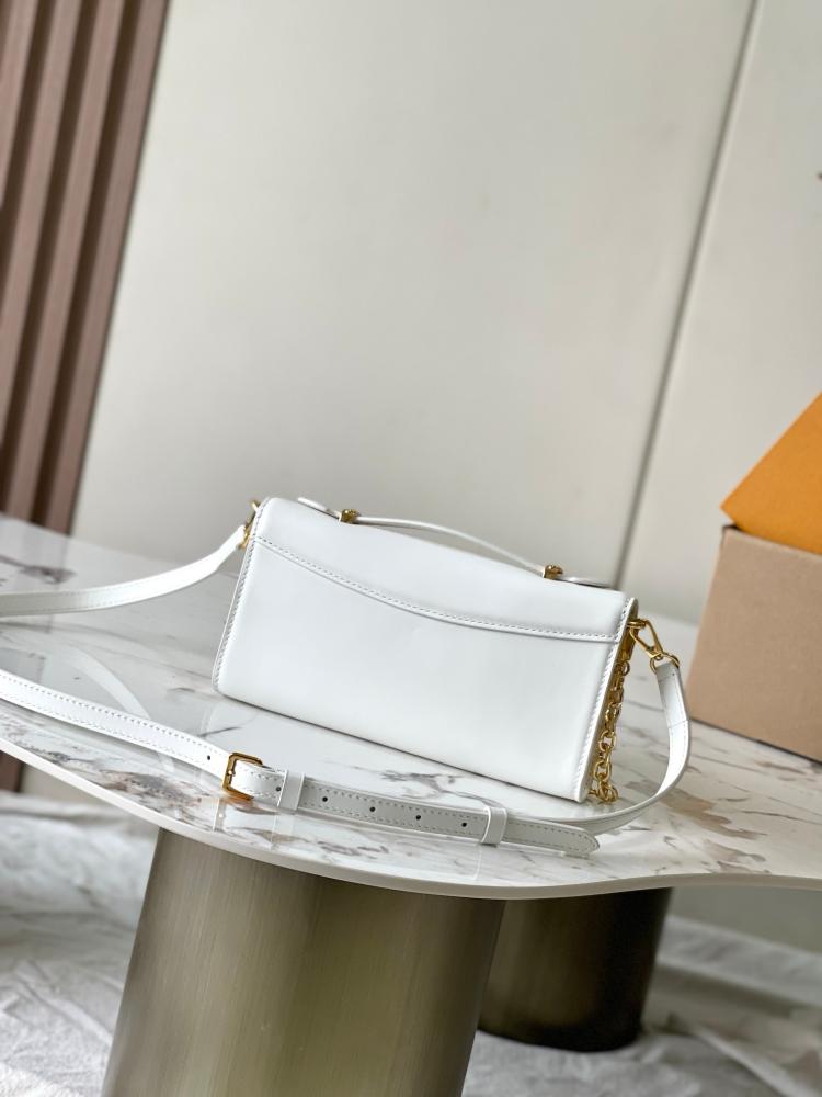 لوي فيتون WALLET ON CHAIN CAPUCINES مقاس 23cm
