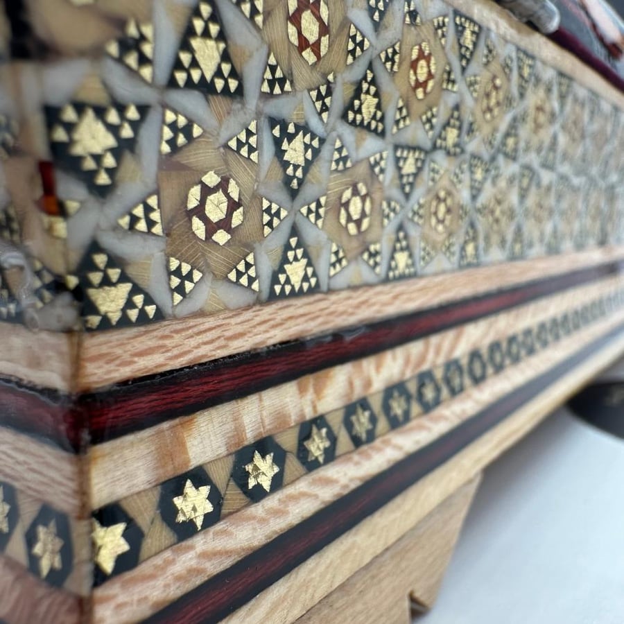 صندوق خشبي فاخر مطعمه بالنحاس والعاج
