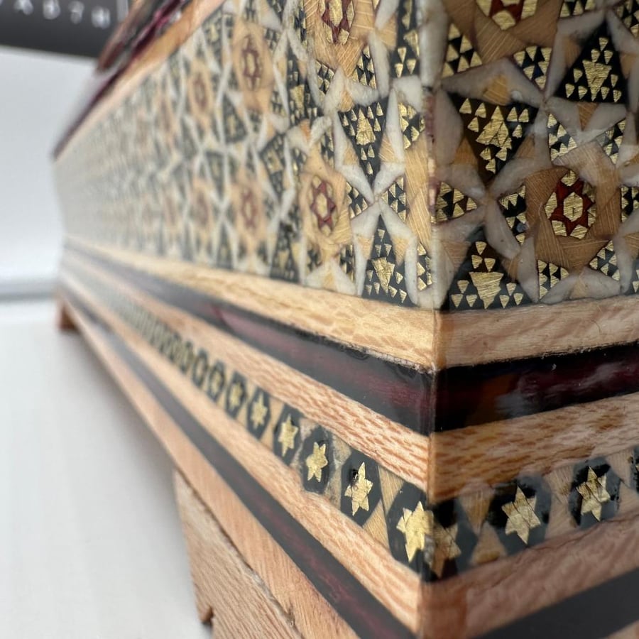 صندوق خشبي فاخر مطعمه بالنحاس والعاج