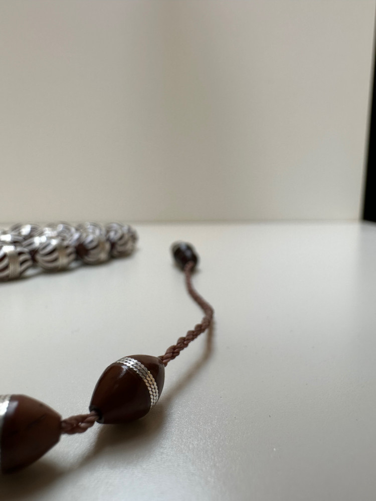 سبحة كوك ملبس بحزام من الفضه ومطعم بتراب العاج عدد الخرز 33