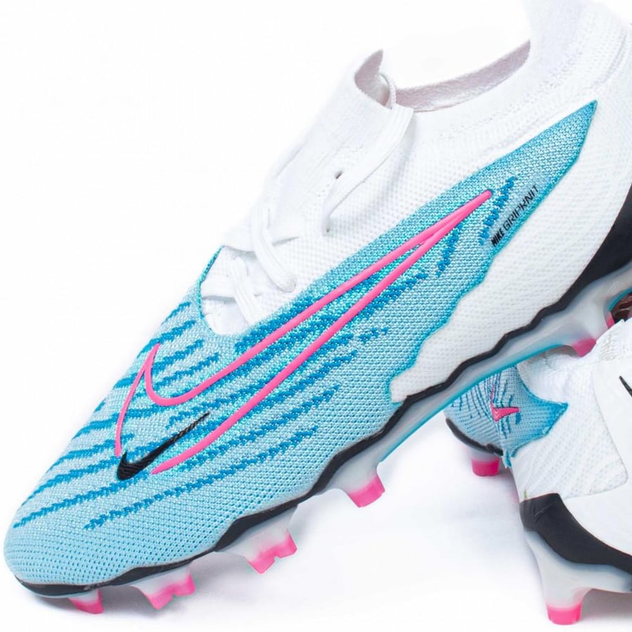 جزمة كرة قدم Nike ولادي