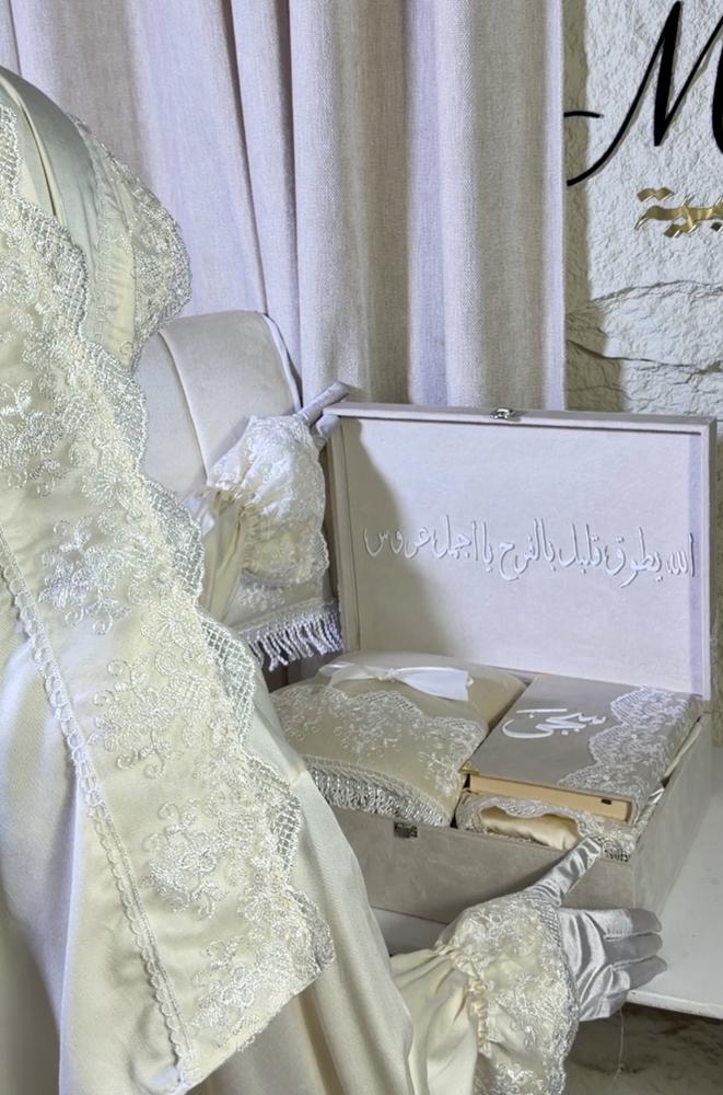 بوكس مخملي فاخر كبير شامل التنسيق +سجاده سفنج بتصميم الدانتيل +شرشف صلاه قطن درجه اولى  بتصميم الدانتيل +مصحف معتاد شامل الاسم