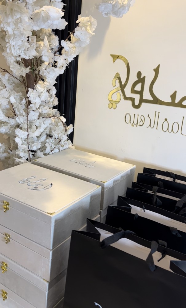مجموعه فاخره بوكس مخملي بتنسيق الاكريلك +مصحف حجم المعتاد +شرشف صلاه قماش قطن بلخرز+سبحه الولو