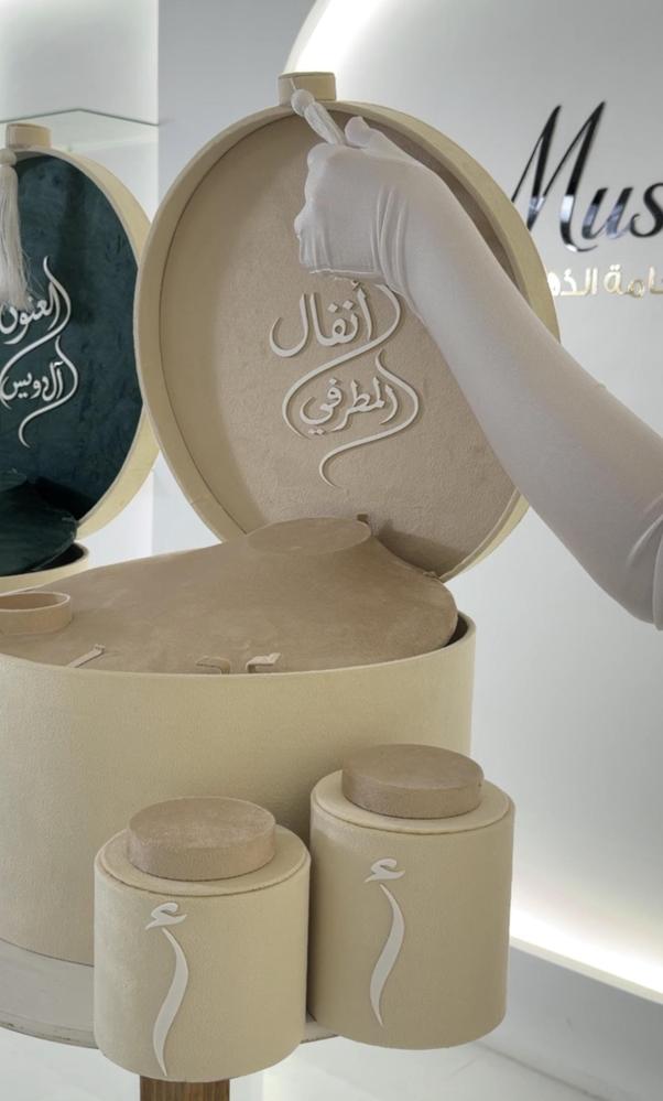 بوكس العقد الفاخر + اثنين استاند العطر تفصيل الون حسب طلبكم.