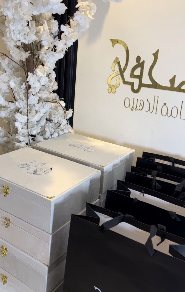 مجموعه فاخره بوكس مخملي بتنسيق الاكريلك +مصحف حجم المعتاد +شرشف صلاه قماش قطن بلخرز+سبحه الولو