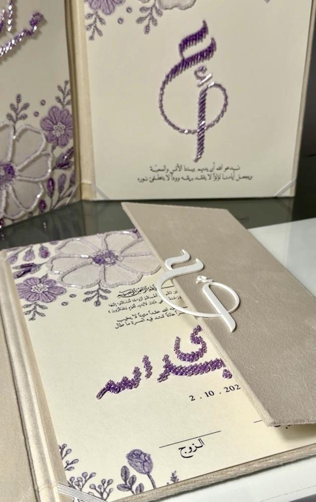{بكج} مجلة + دفتر + كاستين + طقم الكيك +رسالة العمر العدد ٢ + قصاصات العدد ٤+ كوبين رخام بحفر الفايبر + قلم التوقيع شامل التطريز اليدوي تفصيل الون والشكل حسب طلبكم