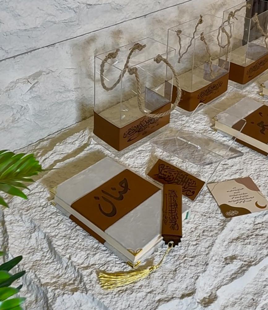 طقم سلة اكريلك شامل التنسيق بتصميم الجلد +مصحف الحجم المعتاد ١٤ في ٢٠ +فاصل قراني جلد + كرت اهداء +تغليف +حامل مصحف اكريلك بتصميم الجلد