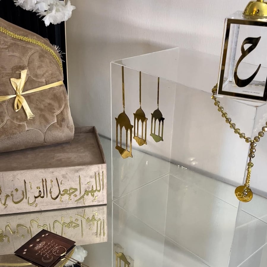 مجموعه فاخره بوكسً اكريلك ومخمل كبير +سجاده سفنج+مسبحه شامل الاسم +مبخره اكريلك +مصحف الحجم المعتاد شامل الاسماء