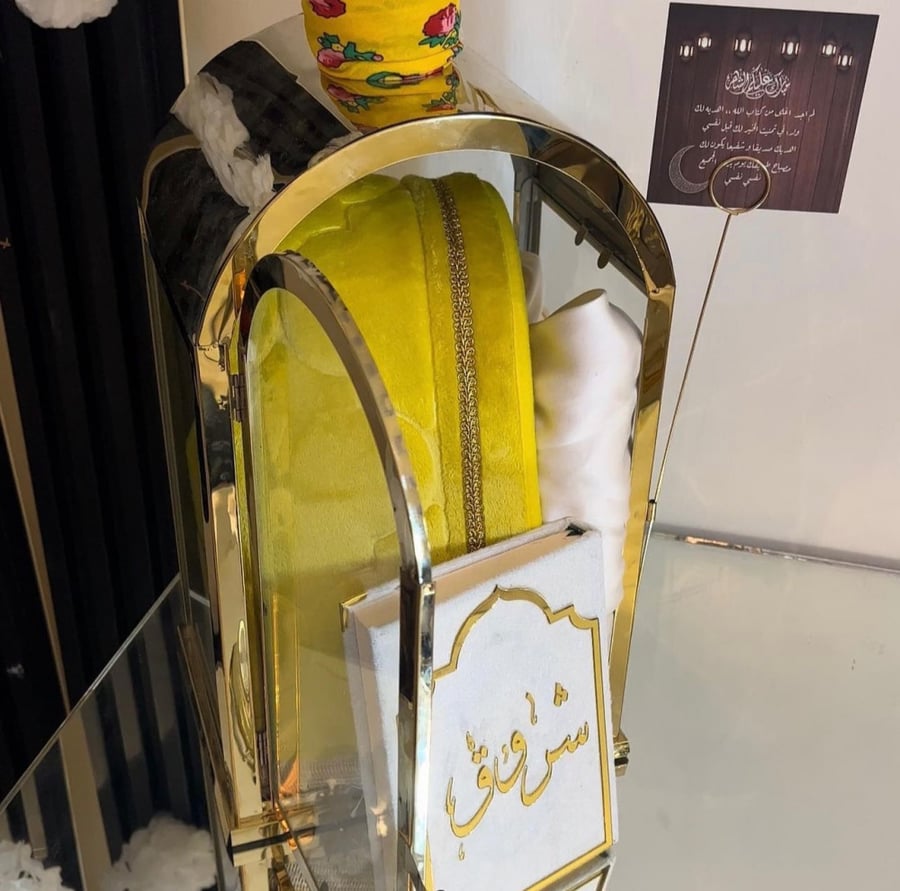 مجموعه فاخره بوكس فانوسي تشمل سجاده سفنج طبيه مصحف معتاد شامل الاسم بتصميم الاكريلك 14 في 20 مسبحه شامل الاسم +شرشف صلاه قطن درجه اولى تفصيل حسب اختياركم