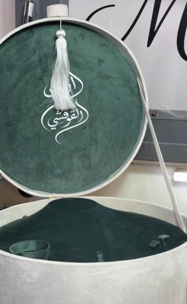 بوكس العقد الفاخر + اثنين استاند العطر تفصيل الون حسب طلبكم.