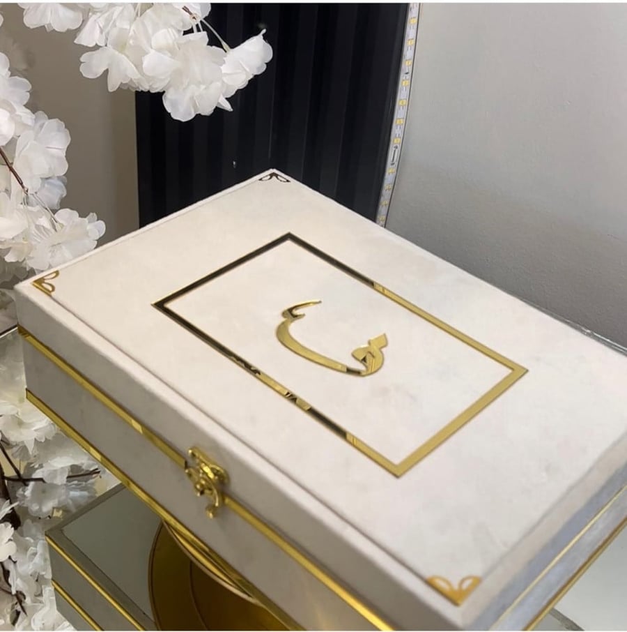 مجموعه فاخره مخمليه بوكس مخملي شامل التنسيق مصحف معتاد مخمل 14 في 20 شامل الاسم سبحه كرستال شامل الاسم