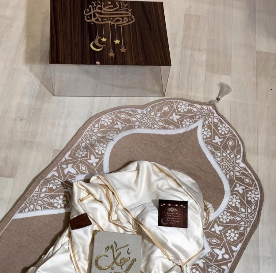 مجموعه فاخر تشمل بوكس كبير اكريلك وخشبي + مصحف معتاد+سجاده مبطنه +كرت اهداء