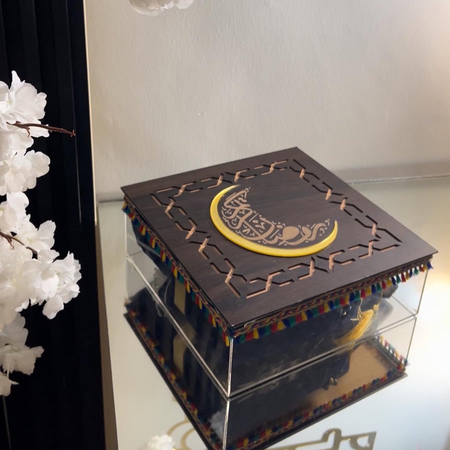 مجموعه فاخره بوكسً اكريلك وخشبي +سجاده مبطنه+مسبحه شامل الاسم +مبخره اكريلك +مصحف الحجم المعتاد شامل الاسماء