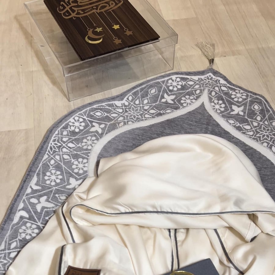 طقم سجاده مبطنه بتصميم المحراب مصحف معتاد 14 في 20 شامل الاسم بتصميم الاكريلك شرشف جلال صلاه قطن كويتي درجه اولى تفصيل حسب طلبكم