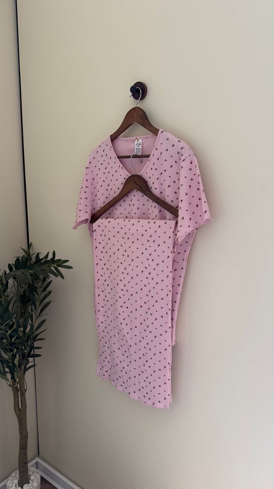 بجامة قطن ناعمة - بنقشة قلب و زهور صغيرة Soft cotton pajama set – with small heart and floral print
