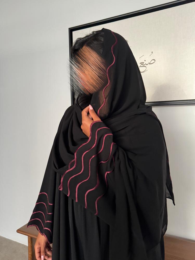 عباية مزينة بتطريز عنابي "موج " 1190