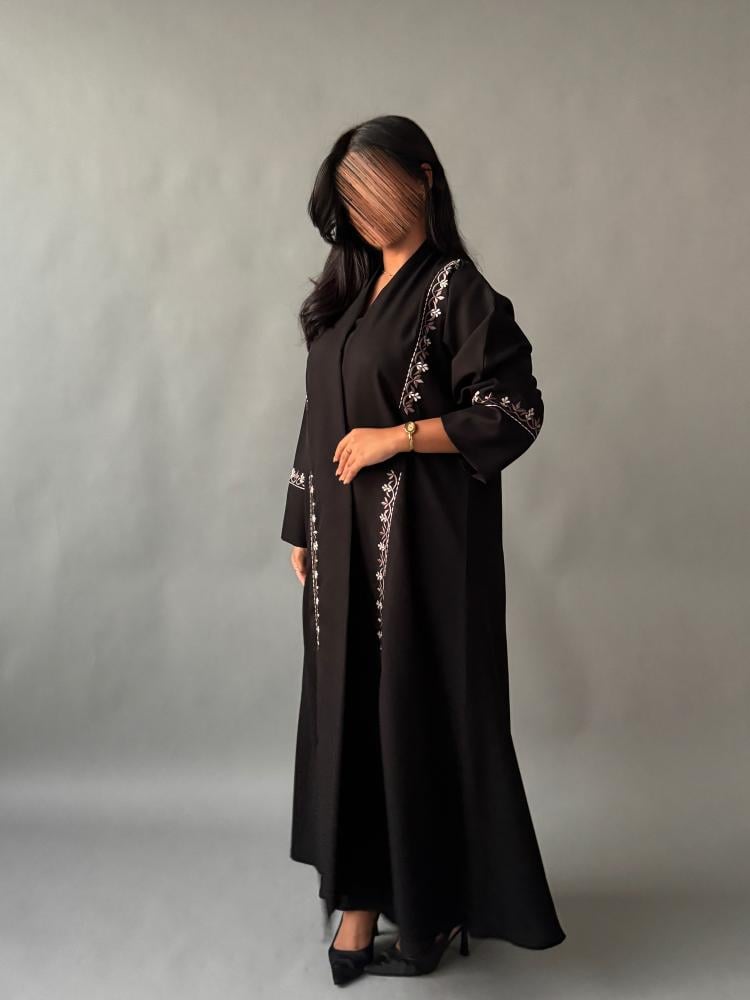 عباية مزينة بالتطريز. 1206